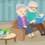 dziadek-z-babcią-czyta-książkę-na-kanapie-czytającą-razem-happy-starszy-patrzy-żonę-która-w-jasnym-pokoju-162186322